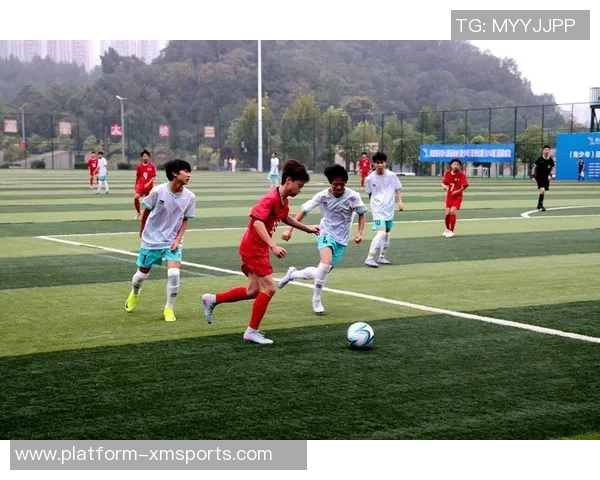 足球场上的艺术传递巧妙配合展现团队默契与个人技巧的完美结合 足球场上的艺术传递巧妙配合展现团队默契与个人技巧的完美结合